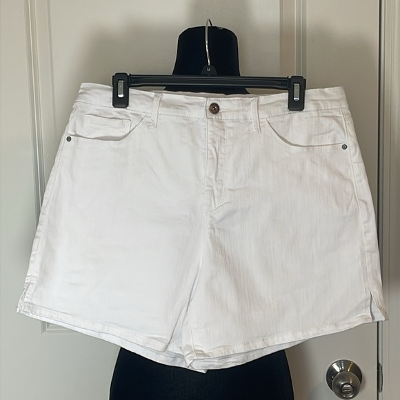 Jessica Simpson Women's White High Rise  Side Slit Short -  Size 12 NWOT - Picture 1 of 9
